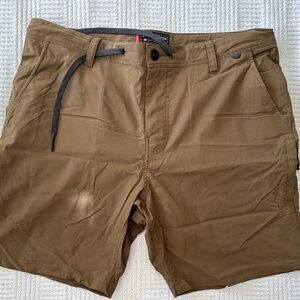 EVERYWHERE FEATHERLIGHT CHINO SHORT